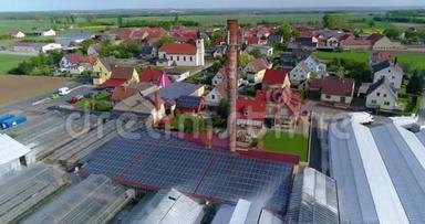 <strong>一座</strong>工业建筑屋顶上的太阳能电池板，欧洲<strong>城市</strong>，温室，欧洲农业